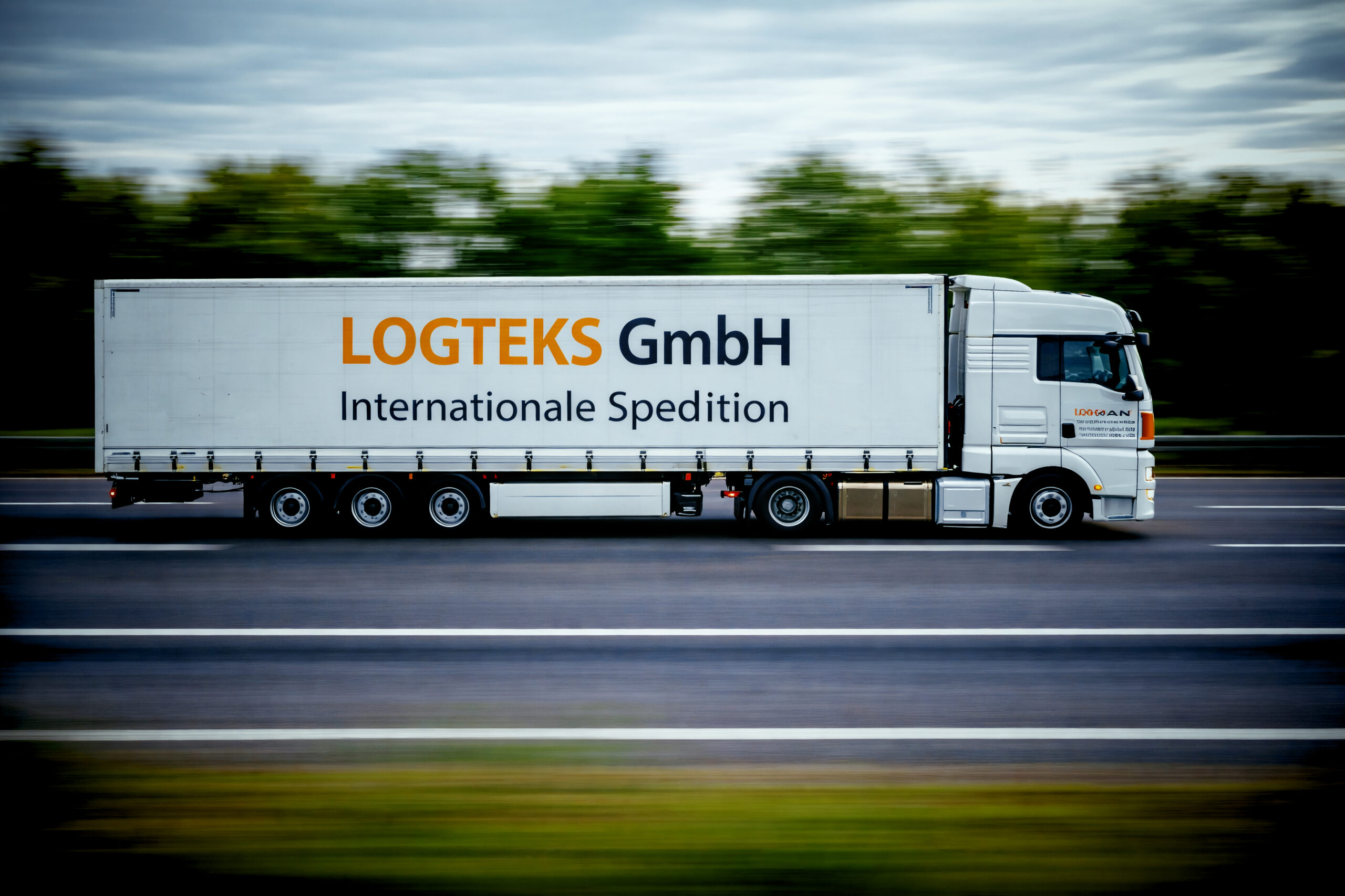 LOGTEKS LKW Autobahn Seitenasicht